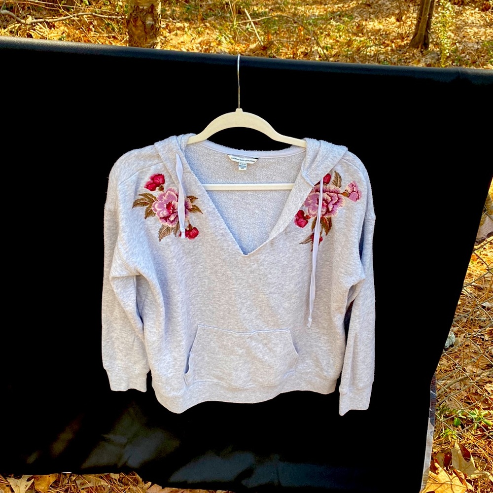 American eagle outfitters women size medium gray with flowers sweater shirt
